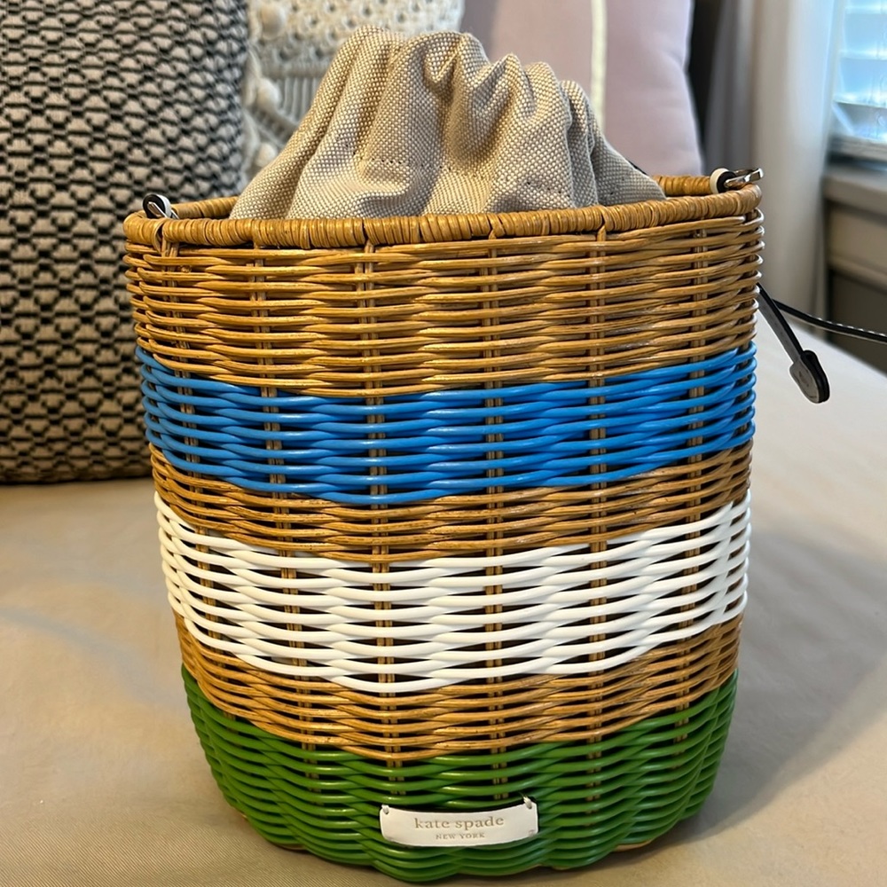 EUC Kate Spade wicker small bucket crossbody. (9.6hx7.5wx4.7d)